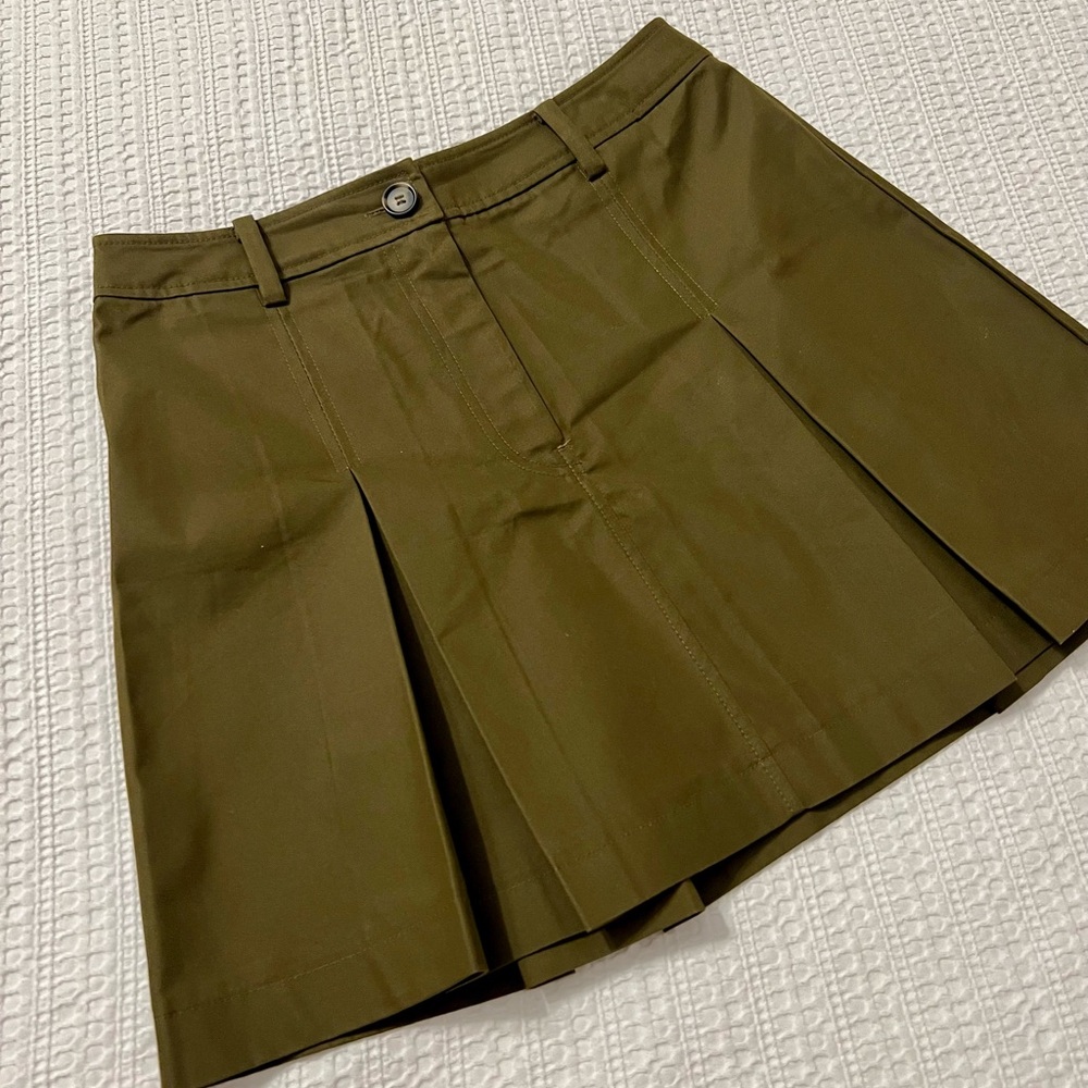 H&M Olive pleated Mini Skirt. Pristine condition.